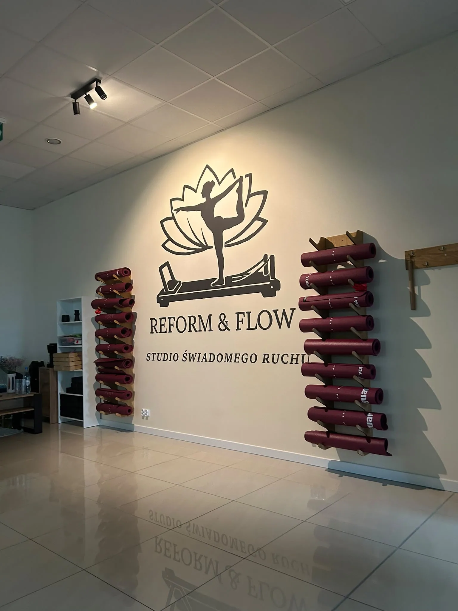 Ściana z logo Reform & Flow w Barwałdzie Górnym